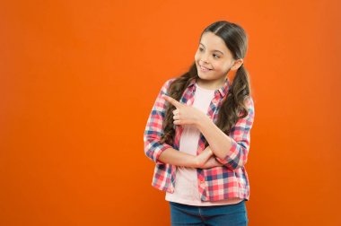 Şuna bak. Ürün sunumu. Çocuk mutlu yüz bir şey kopyalama alanı gösterir. Kız ürün göstermek. Ticari reklam. Promosyon konsepti. Çocuklar için ürün tanıtımı. Ürünü piyasaya sürme