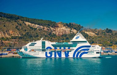 Barselona, İspanya, 30 Mart 2016: cruise gemisi Gnv Rhapsody Genova Denizi üzerinde dağ manzarası. Hedef ve gezi gezisi. Yaz tatili ve tatil. Yolculuk tutkusu ve keşif. Deniz yoluyla seyahat
