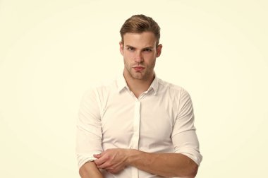 Adam bunca beyaz yakalı şık gömlek izole beyaz arka plan iyi bakımlı. Maço emin hazır çalışma ofisi. Adam ofis çalışanı yakışıklı çekici. Çalışma üniforma. Beyaz yakalı işçi