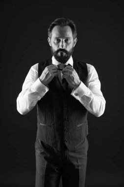 Adam adam beyaz gömlek ve klasik yelek kıyafet sakallı. Resmi kıyafeti. Şık kıyafet olgun adam. Bak, siluet iyi bak. Yaşına göre giyinmeyi. Şıklığı ve erkek tarzı. Şık stili