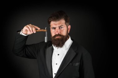 Keskin bıçak. Bıyık larını büyüt. Büyüyen ve bıyık bakımı. Bıyıklı adam. Sakal ve bıyık tımar. Hipster yakışıklı sakallı giymek smokin. Berber dükkanı konsepti. Tıraş tehlikeli bıçak