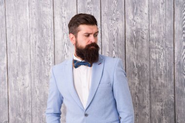 Adam bakımlı sakallı hipster smokin giymek. Saç modeli ve sakal bakımı. Berber dükkanı konsepti. Centilmen tarzı berber. Damat için paket yelpazesi sunan berber dükkanı onun büyük gün unutulmaz yapmak