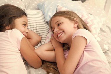 Sonsuza kadar en iyi arkadaş. Kızlar yatakta rahatlatıcı. Pijama partisi konsepti. Kızlar sadece eğlenmek ister. Pijama partisi için arkadaşınızı davet edin. Tema pijama partisi göz önünde bulundurun. Pijama partisi zamansız çocukluk geleneği