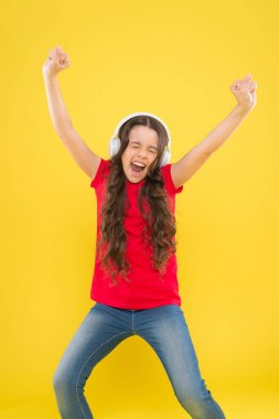 Dans, ayağın şiiridir. Küçük dansçı sarı arka planda müziğe yöneliyor. Küçük çocuk modern müzikle dans etmekten hoşlanıyor. Enerjik, tatlı kız zevkle dans ediyor. Dans müziği dinlerken