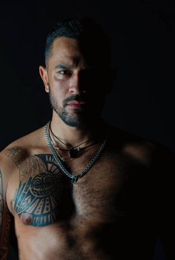 Dövmeli göğüs sakallı adam. Seksi kas gövde olan adam. Modeli dövme tasarımı ile cilt üzerinde uygun. Sporcu ya da atlet şık sakal ve saç. Welness veya sağlık ve spor