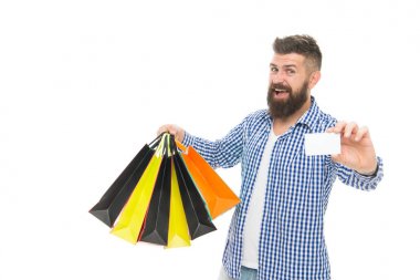 İndirim burada uygulanır. Sakallı adam indirim kartı ve beyaz izole kağıt torbalar ile gülümseyen. Fiyat indirimi ile mutlu hipster alışveriş. İndirim mağazasına gitmek, kopyalama alanı