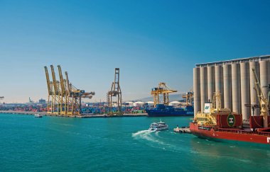 Barselona, İspanya, 30 Mart 2016: deniz mavi gökyüzü bağlantı noktası. Konteyner liman. Ticaret ve ticaret faaliyetleri. İş sevk ve nakliye Barcelona, İspanya. Yolculuk tutkusu ve İspanya, Barcelona seyahat