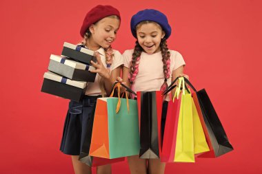 dostluk ve kardeşlik. Uluslararası Çocuk günü. Doğum günü ve Noel hediyeleri. küçük kız çocuk alışveriş torbaları ile. büyük satış alışveriş merkezi. Mutlu online alışveriş. Sonra alışveriş