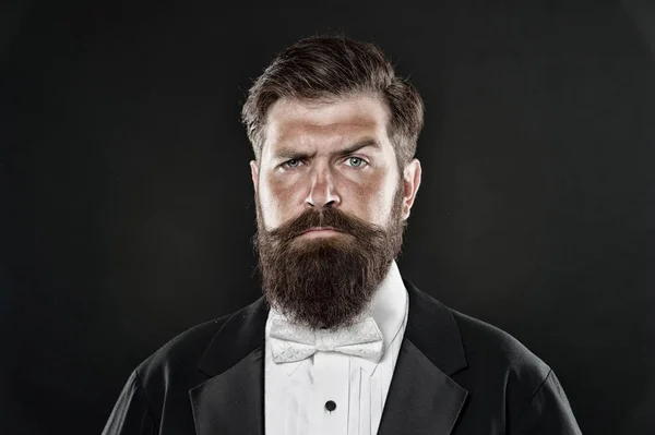 Frisersalong. Odla mustasch. Att odla och underhålla mustasch. Mannen skäggig hipster med mustasch. Skägg och mustasch grooming guide. Hipster stilig skägg attraktiv kille svart bakgrund — Stockfoto