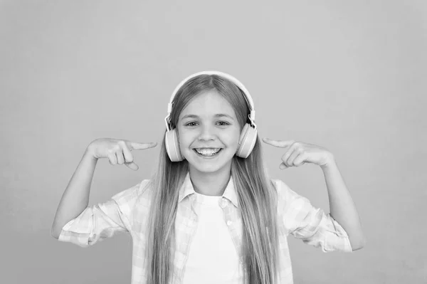 Uczyć się piosenek. Czysty dźwięk. Dziecko dziewczynka słuchać muzyki z nowoczesne słuchawki. Dzieciak mały dziewczyna słuchać Muzyka Słuchawki. Konto odtwarzania. Dostosuj swoją muzykę. Posłuchaj utworu do tańca — Zdjęcie stockowe