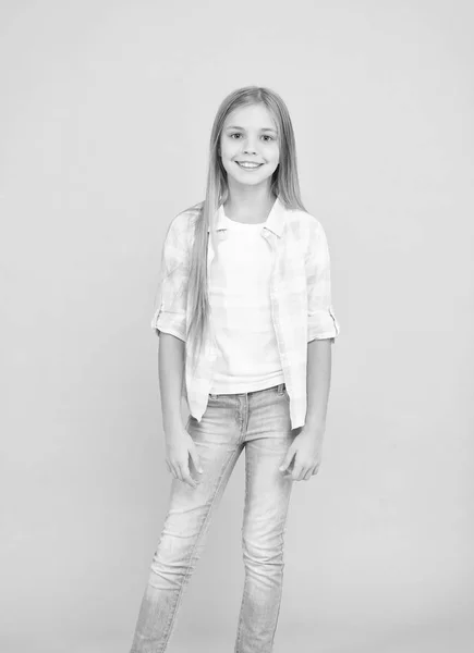 Design de moda torna o bebê tão bonito. Menina com cabelo loiro longo. Modelo de moda pequeno com aparência de beleza. Criança menina elegante. Criança pequena vestindo estilo casual. Manter-se com a moda — Fotografia de Stock