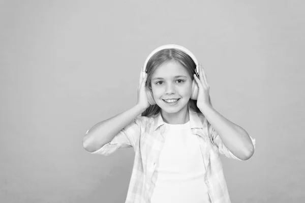 Sonido claro. Niña escuchar música con auriculares modernos. Niña, escucha música en los auriculares. Lista de reproducción de cuentas de música. Personaliza tu música. Escucha la pista para bailar. Aprender letras de canciones — Foto de Stock