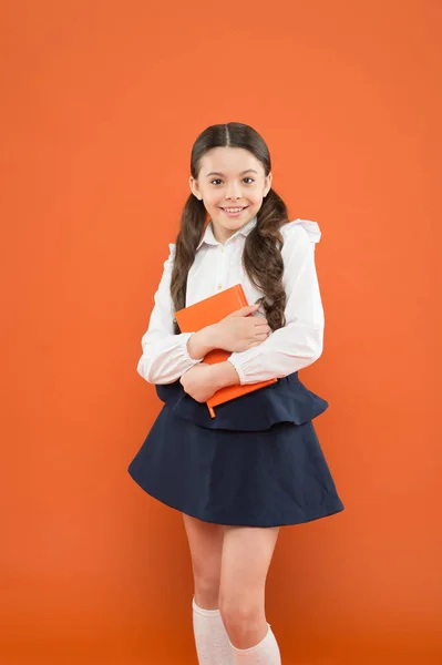 Lección escolar. Cree en las posibilidades. Inspiración para el estudio. De vuelta a la escuela. Día del conocimiento. Posible todo. La colegiala disfruta del estudio. El uniforme de la escuela para niños tiene libro de ejercicios. Niño haciendo la tarea — Foto de Stock