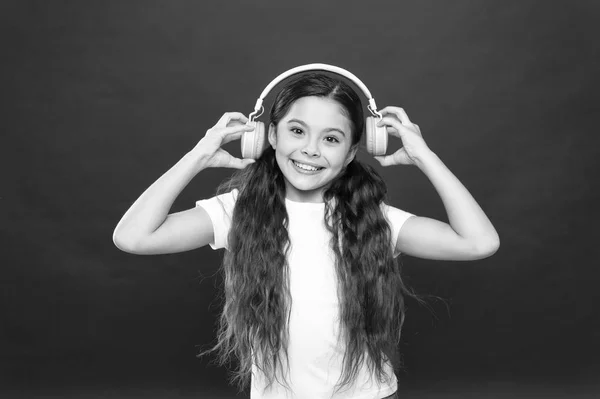 Música de efeito potente adolescentes as suas emoções, percepção do mundo. Menina ouvir fones de ouvido música no fundo vermelho. Conceito de gadget moderno. Gosto musical. Música desempenha um papel importante vidas adolescentes — Fotografia de Stock