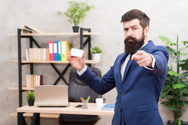 Apoyo financiero. Barbudo hipster superior gerente de la tarjeta de retención. Servicios bancarios. El tipo del traje formal está en la oficina. El hombre de negocios tiene una tarjeta en blanco. Finanzas y contabilidad. Pago fácil y rápido. Tarjeta bancaria — Foto de Stock