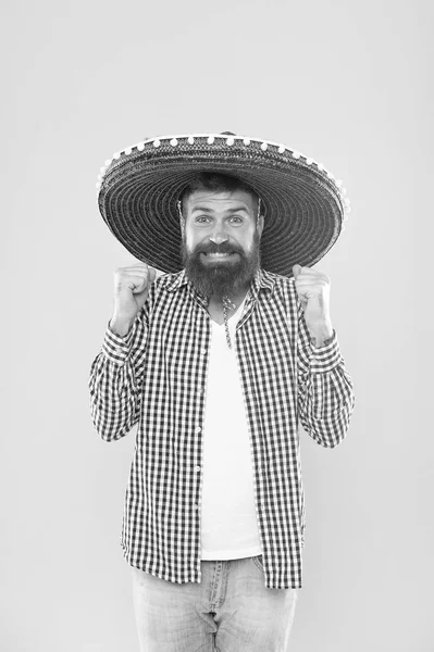 Su sombrero gigante es perfecto. Accesorio de moda tradicional para fiesta de disfraces. Un mexicano con sombrero. Hombre barbudo con sombrero mexicano. Hipster con sombrero de ala ancha. Está enamorado del estilo mexicano. — Foto de Stock