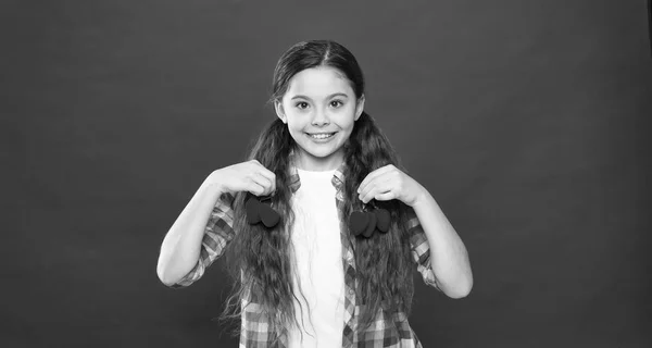 Perfekta festen. Alla hjärtans dag. Röd färg. Liten flicka med söt look. glad liten tjej. Kärlek och familj. Barndomen lycka. Februari holiday. Barnens dag. Glada barn med dekorativt hjärta — Stockfoto