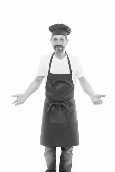 Conheço um chefe de cozinha. Homem maduro barbudo em chapéu de chef e avental. Cozinheiro sénior com barba e bigode a usar avental de babete. Chefe cozinheiro maduro em avental de cozinha vermelho. Cozinha caseira — Fotografia de Stock