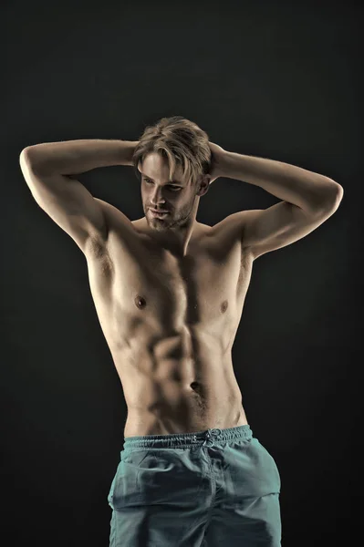 Atleta con corpo in pantaloncini. Sportivo con busto e petto sexy. Uomo con sei branchi e muscoli addominali. Attività di allenamento e allenamento in palestra. Sport o fitness e bodycare, filtro vintage — Foto Stock