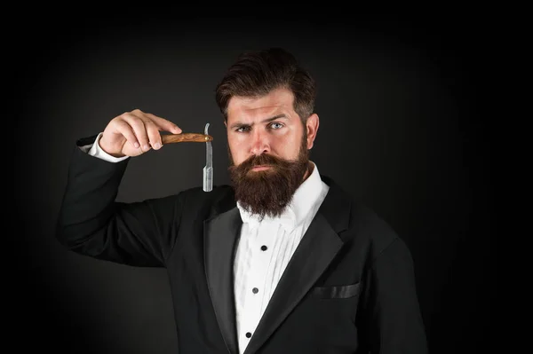 Lâmina afiada. Cresce bigode. Crescer e manter o bigode. Homem com bigode. Barba e bigode. Hipster bonito barbudo usar smoking. Conceito de barbearia. Barbear lâmina perigosa — Fotografia de Stock