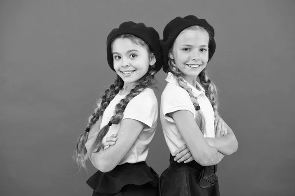 Conceito de moda escolar. As alunas usam uniforme formal e chapéus de boina. Escola de elite. Educação no estrangeiro. Inscreva-se formulário entrar escola internacional. Irmãs amigas meninas. Escola de francês — Fotografia de Stock