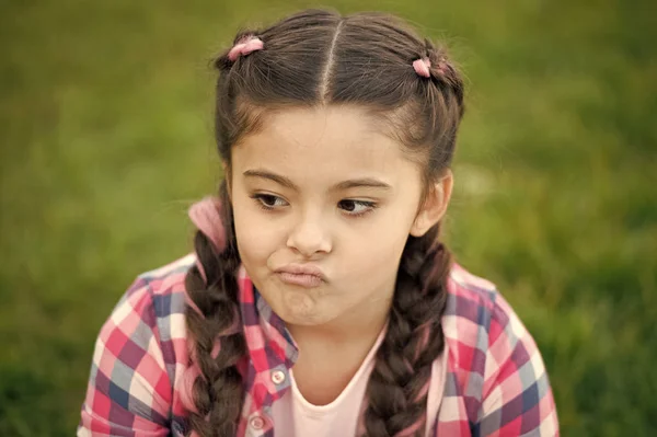 Sto pensando un po '. Ragazza premurosa. La ragazzina distoglie lo sguardo con la faccia pensierosa. Bambina in autunno. Bambino piccolo il giorno d'autunno. E se... — Foto Stock