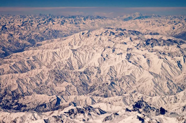 Schneebedeckte Gipfel in der Berglandschaft. Erdoberfläche. Umweltschutz und Ökologie. Fernweh und Reiselust. Unsere Erde ist die Zukunft unserer Generation — Stockfoto