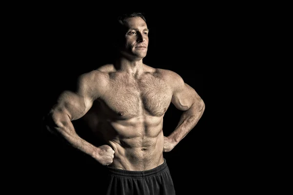 Athlète homme avec des muscles du torse en forme. Bodybuilder avec six pack et ab. Sportsman montrer biceps et triceps. Concept de puissance sportive et de soin du corps. Activité d'entraînement et d'entraînement en salle de gym, vintage — Photo