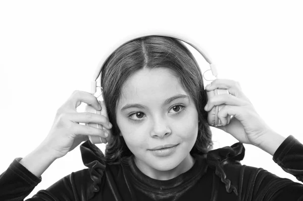 Lyssna gratis nya och kommande populära låtar just nu. Liten flicka lyssna musik trådlösa hörlurar. Online musikkanal. Flicka lilla barnet använda musik moderna hörlurar. Musik alltid med mig — Stockfoto