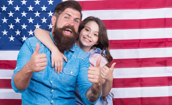 Duimen ups voor onafhankelijkheid. Vader en kleine kind gebaren op Independence Day op Amerikaanse vlag achtergrond. Gelukkige familie herdenken verjaardag van Naties onafhankelijkheid. Gelukkige Onafhankelijkheidsdag — Stockfoto