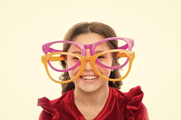 Laser correctie. Oog oefeningen ter verbetering van gezichtsvermogen. Meisje kind dragen grote brillen. Gezichtsvermogen en de gezondheid. Optica en gezichtsvermogen behandeling. Daadwerkelijke uitoefening ogen zoomen. Kind blij met goede gezichtsvermogen — Stockfoto