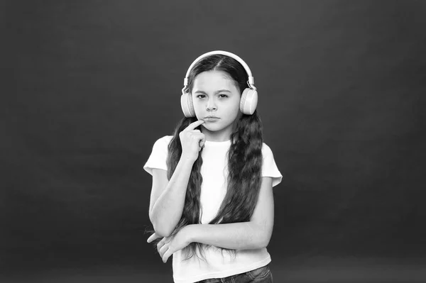 Krachtig effect muziek tieners hun emoties, de perceptie van de wereld. Meisje Luister muziek koptelefoon op rode achtergrond. Spelen lijst concept. Muziek smaak. Muziek speelt een belangrijke rol leven tieners — Stockfoto