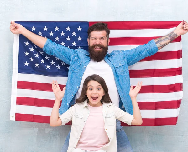 4 juli. Amerikanen vieren Onafhankelijkheidsdag. Vader en dochter USA vlag. Patriottische familie. Onafhankelijkheidsdag is de kans voor familieleden om te herenigen en te ontspannen. Onafhankelijkheidsdag feestdag — Stockfoto
