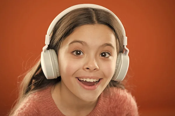 Niña escuchar música auriculares modernos de cerca. Obtener suscripción de música. Acceso a millones de canciones. Disfruta del concepto musical. Las mejores aplicaciones de música que merecen una escucha. Escuchar gratis —  Fotos de Stock