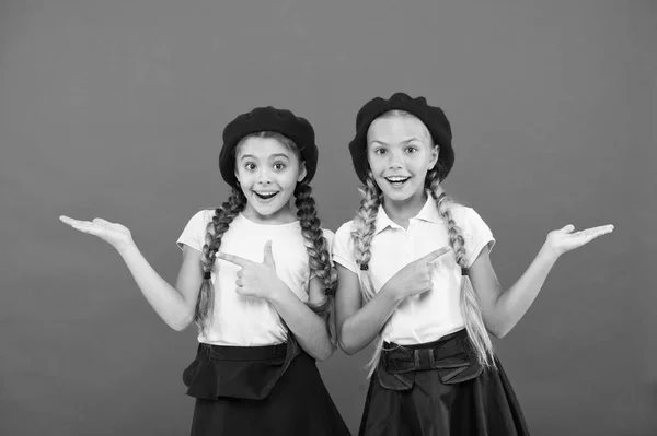 Escuela de élite de la universidad. Educación en el extranjero. Solicitar formulario entrar en la escuela internacional. Hermanas amigas chicas. Escuela de francés. Concepto de moda escolar. Las colegialas usan uniforme formal y sombreros de boina —  Fotos de Stock