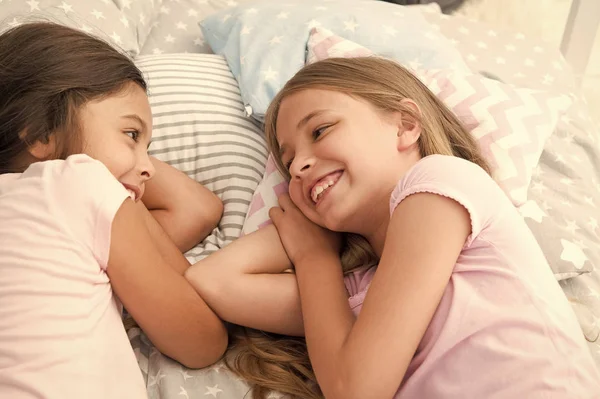 Bästa vänner för evigt. Flickor avkopplande på sängen. Slumber party koncept. Tjejer vill bara ha kul. Bjud in vän för sleepover. Överväga tema pyjamasparty. Slumber party tidlösa barndom tradition — Stockfoto