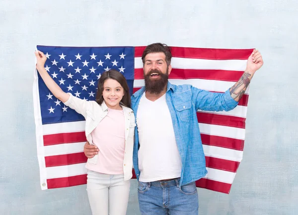 Como os americanos celebram o dia da independência. Pai e filha com bandeira dos EUA. Família patriótica. Dia da independência é a oportunidade para os membros da família para se reunir e relaxar. Dia da independência feriado — Fotografia de Stock