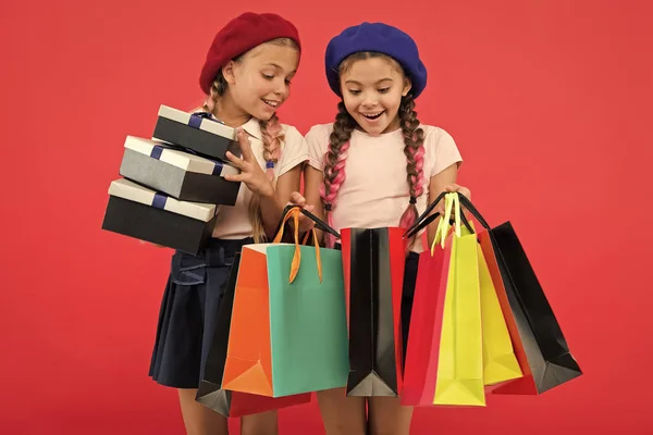 Barátság és testvériség. Nemzetközi Gyermeknap. Születésnapi és karácsonyi ajándékokat. kis lány gyerekek a bevásárló szatyrok. nagy eladó bevásárlóközpontban. Boldog vásárlás online. Vásárlás után — Stock Fotó