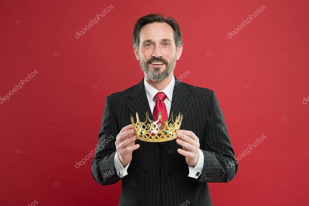 Es un gran jefe aquí. El viejo o el gran jefe. Orgulloso jefe. Gran