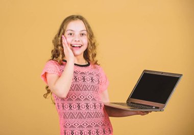 online eğitim ve e öğrenme. dijital çağda çocuk gelişimi. Sosyal ağı kullanarak. mobil internet ile online alışveriş. iş dijital pazarlama. dizüstü ile mutlu küçük kız. Hometask