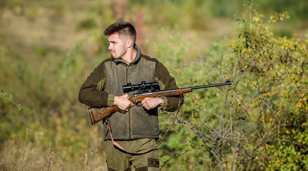 Vânătoarea este un hobby masculin brutal. Sezoanele de vânătoare şi capcană. Vânător serios cu barbă îşi petrece timpul liber la vânătoare. Omul brutal gamekeeper neras fundal natura. Permisul de vânătoare. Hunter hold pușcă — Fotografie, imagine de stoc