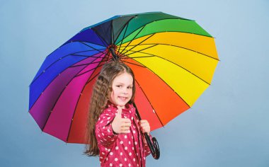 sonbahar moda. Yağmurluklu küçük bir kız. yağmur koruma. Gökkuşağı. olumlu bir ruh hali içinde neşeli hipster çocuk. renkli şemsiye ile mutlu küçük kız. Olmak istediğiniz yer
