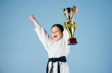 Kemerli beyaz kimonolu küçük çocuk. Karate dövüşçüsü çocuk. Karate spor konsepti. Kendini savunma becerileri. Karate güven hissi verir. Güçlü ve kendine güvenen küçük çocuk. Zafer ve kazanmak
