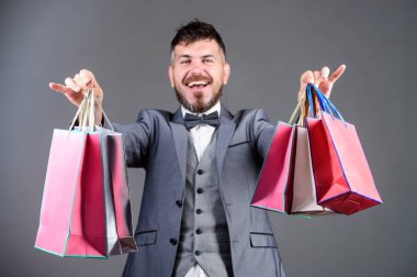 papyonda iş adamı. ağır çantalar. Olgun alışverişkolik. alışveriş çantaları ile şık bir esthete. tatil satın alma. Iş. Büyük satış. Takım elbiseli sakallı adam. satın almalarda tasarruf. online alışveriş zevk