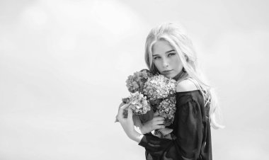 Bahar taze buket. Çiçekler bahar koku ihale. Buket kız için. Moda ve güzellik endüstrisi. Bahar kutlamak. Bahçe ve Botanik kavramı. Kız moda model taşırlar ortanca çiçek