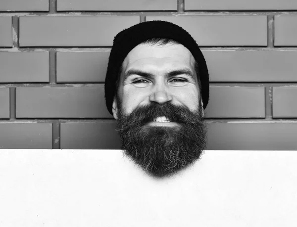 Barbuto brutale hipster caucasico con foglio di carta bianca — Foto Stock