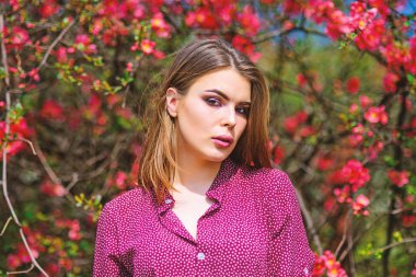 yaz açan ağaçlar ve çiçekler. moda güzelliği. güzel kadın cilt bakımı. Doğa gibi kız. doğal güzellik makyaj. saç modası. bahar çiçeği seksi kadın. Çiçekli genç bayan