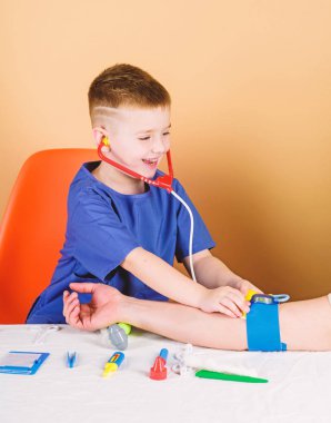 Çocuk sevimli çocuk gelecek doktor kariyer. Sağlık. Çocuk küçük doktor steteskop ve tıbbi aletlerle masaya otursun. Tıp kavramı. Kan basıncını ölçmek. Tıbbi muayene. Tıp eğitimi