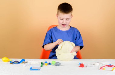 Tıbbi muayene. Tıp eğitimi. Çocuk sevimli çocuk gelecek doktor kariyer. Sağlık. Çocuk küçük doktor meşgul tıbbi araçlar ile masa. Tıp kavramı. Oyuncak ayı için tıbbi prosedürler