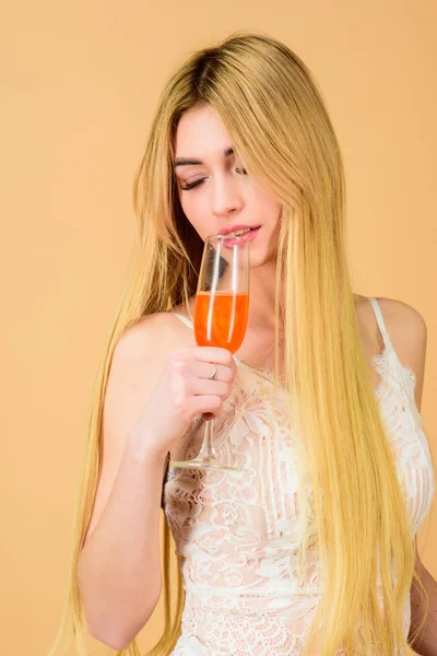 Luxus-Champagner. hübsche Blondine feiert Geburtstagsparty. Bar Restaurant. Club und Erwachsenenparty. Mädchen trinkt Perlglanz-Champagner. Frau weißes Kleid halten Glas Alkohol trinken. Jungparteikonzept — Stockfoto